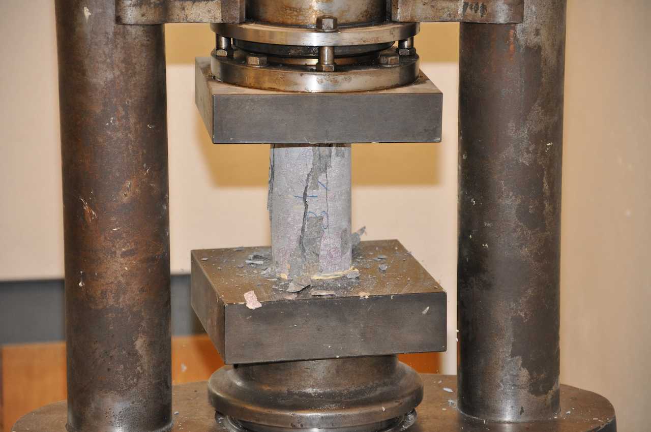 Capannone Incendio - Esecuzione prova a compressione su Macchina Universale Comazzi (max capacità di carico 100t)